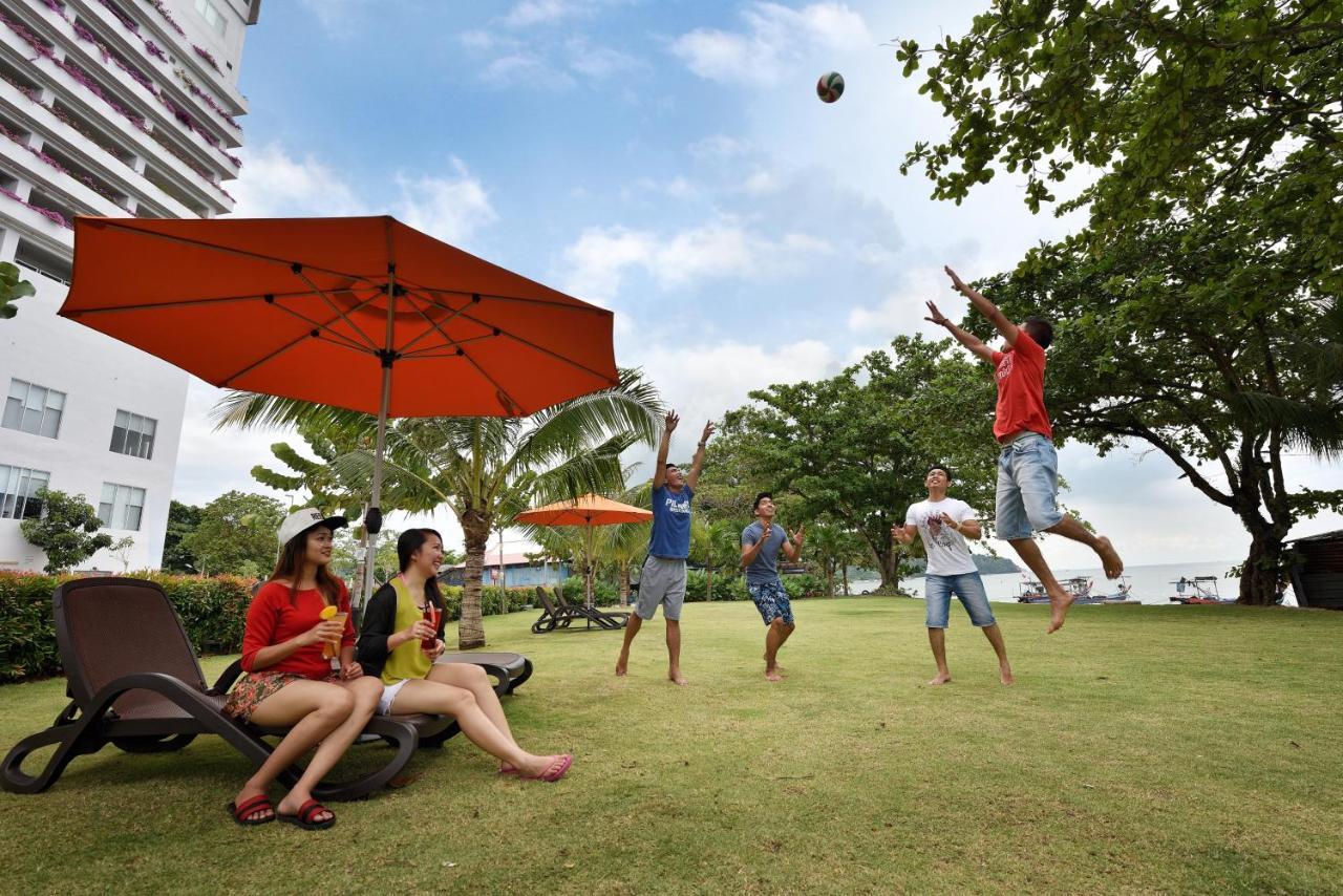 Lexis Suites Penang Bayan Lepas Ngoại thất bức ảnh The lawn at the beach resort