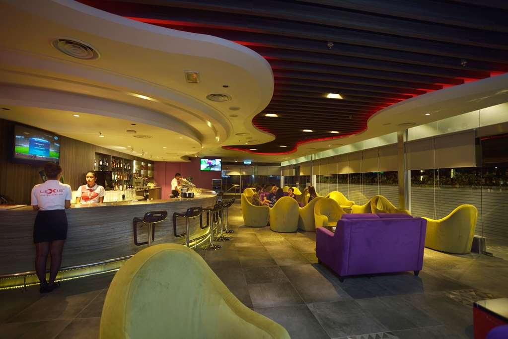 Lexis Suites Penang Bayan Lepas Ngoại thất bức ảnh The interior of the lounge