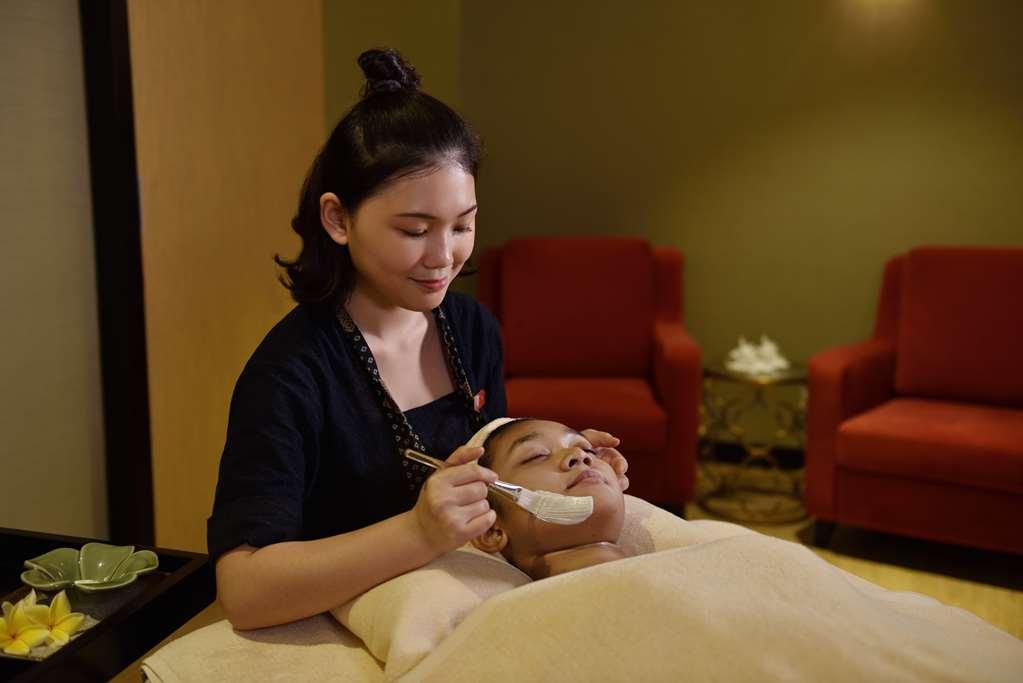 Lexis Suites Penang Bayan Lepas Ngoại thất bức ảnh A woman receiving a facial treatment