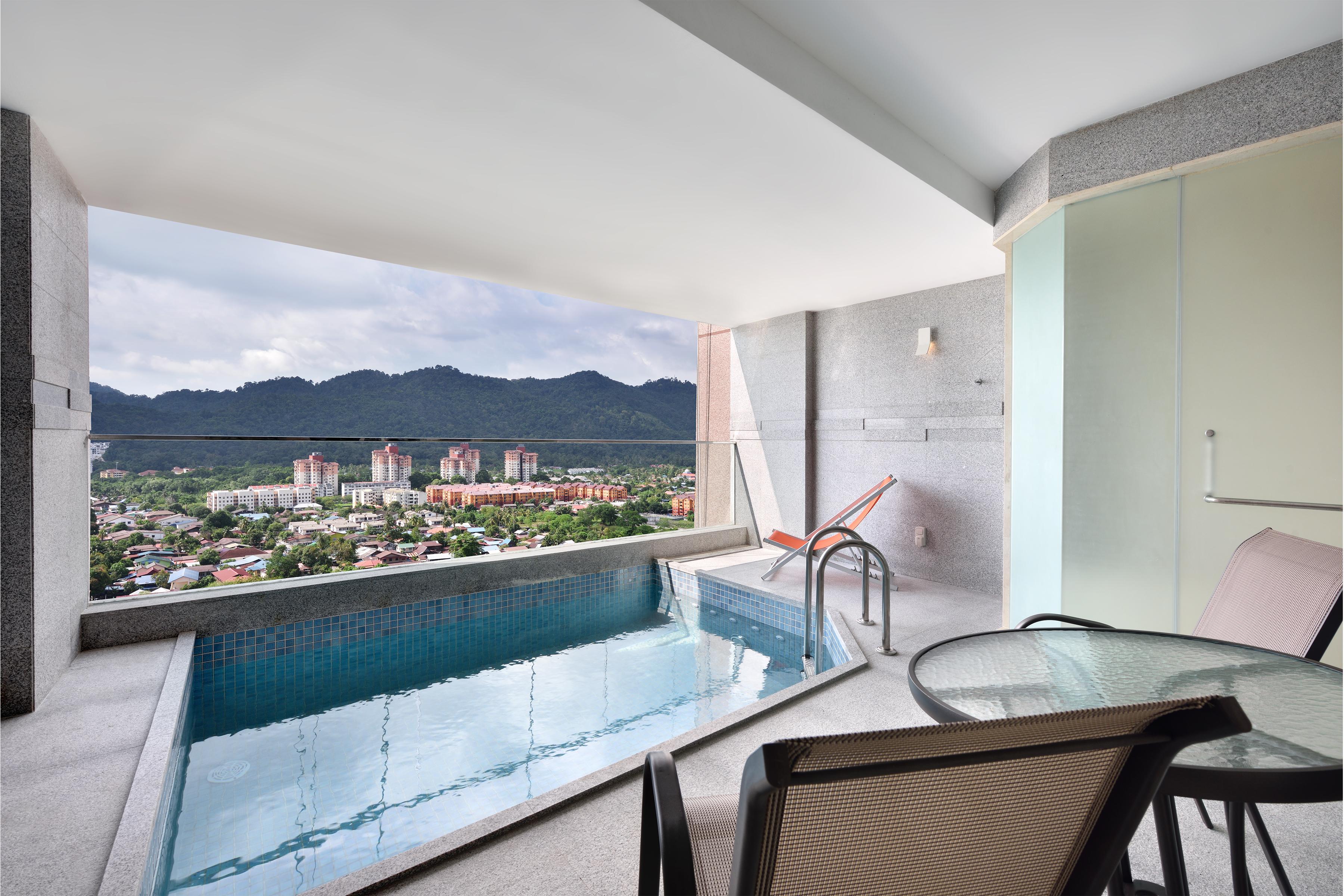 Lexis Suites Penang Bayan Lepas Ngoại thất bức ảnh A private pool at a hotel
