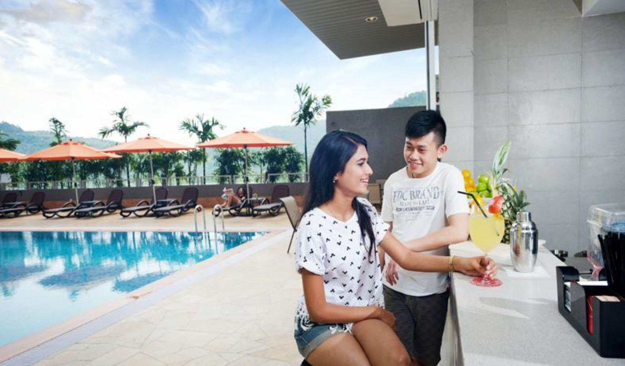 Lexis Suites Penang Bayan Lepas Ngoại thất bức ảnh The swimming pool at the hotel