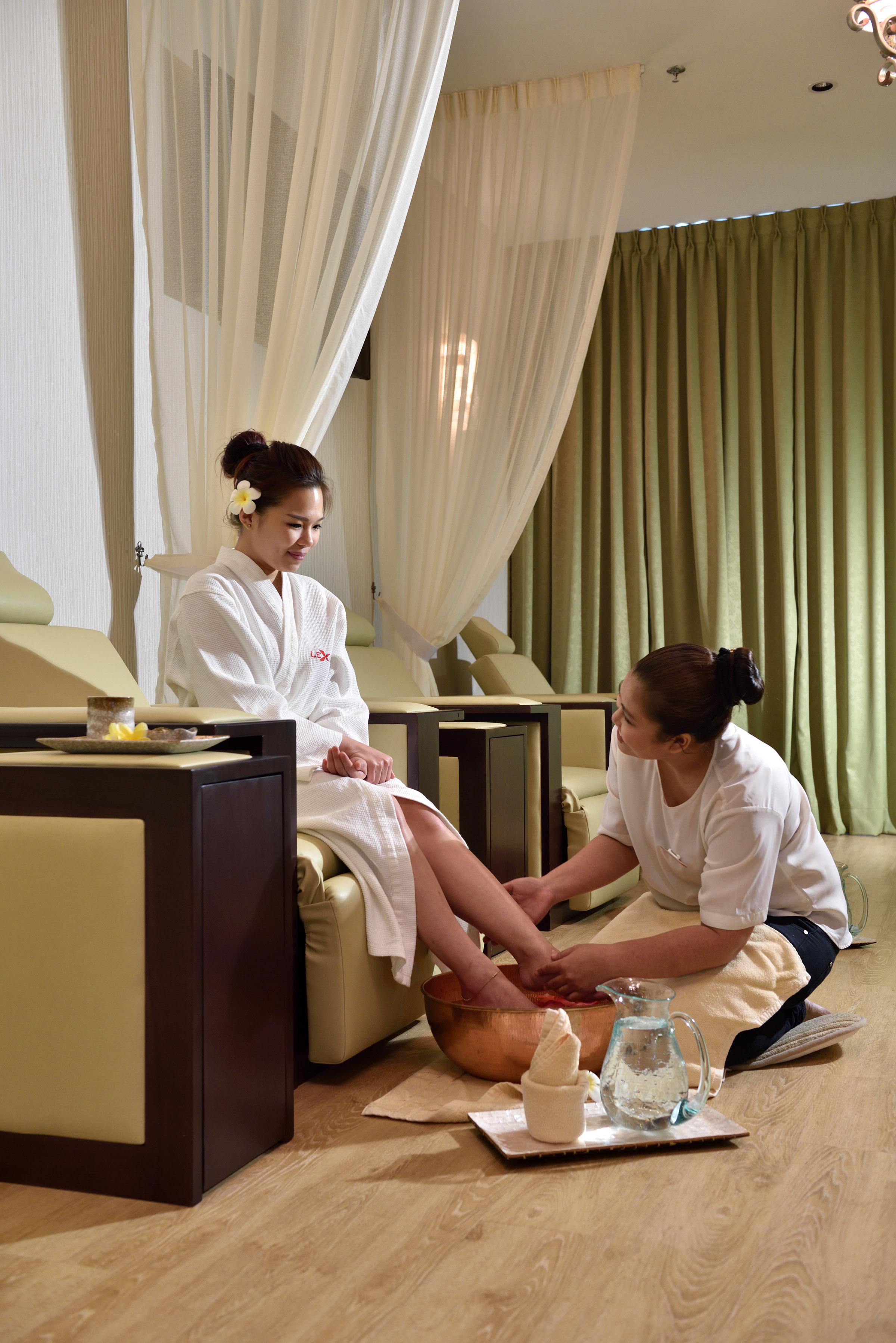 Lexis Suites Penang Bayan Lepas Ngoại thất bức ảnh A foot massage