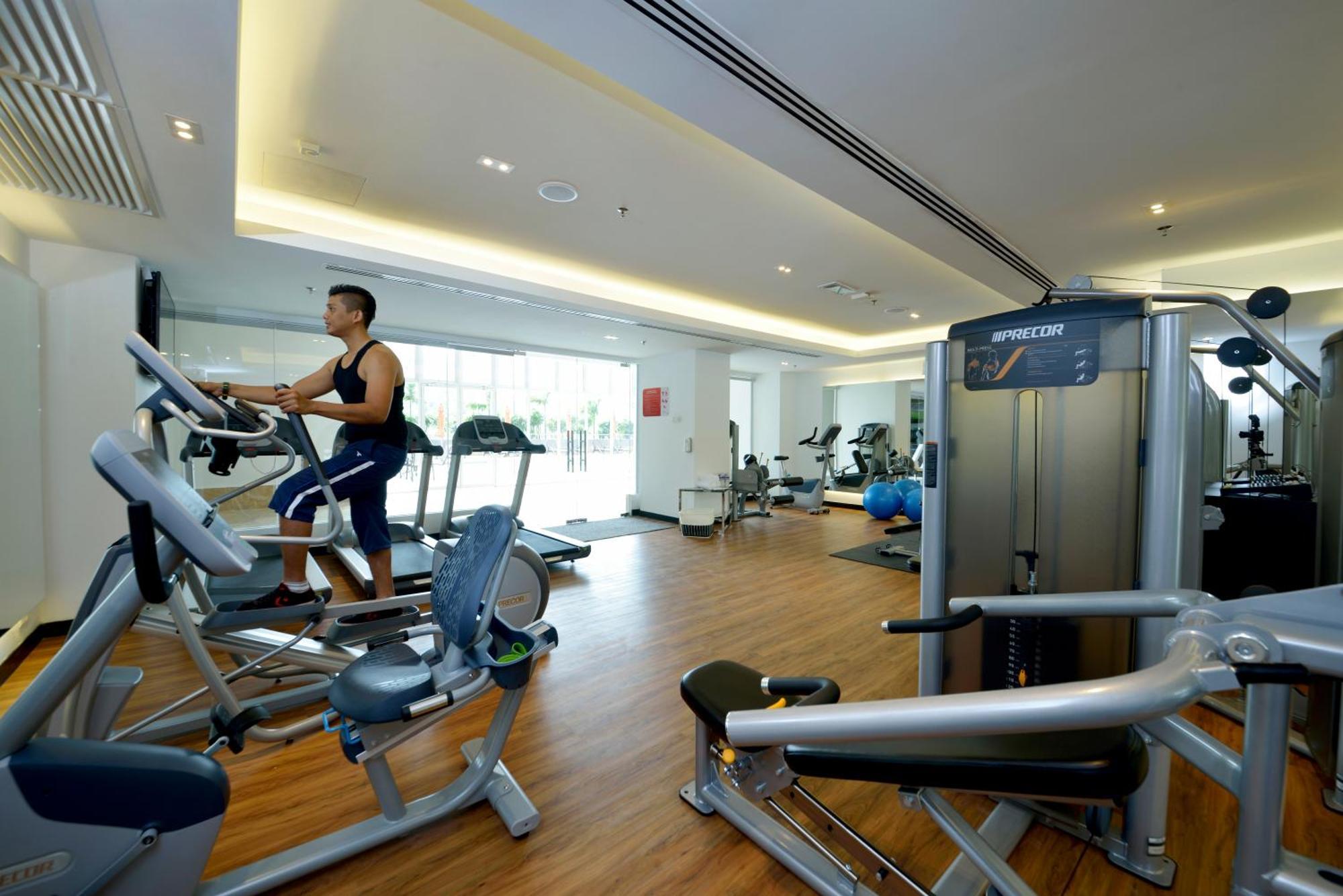 Lexis Suites Penang Bayan Lepas Ngoại thất bức ảnh The gym at the hotel