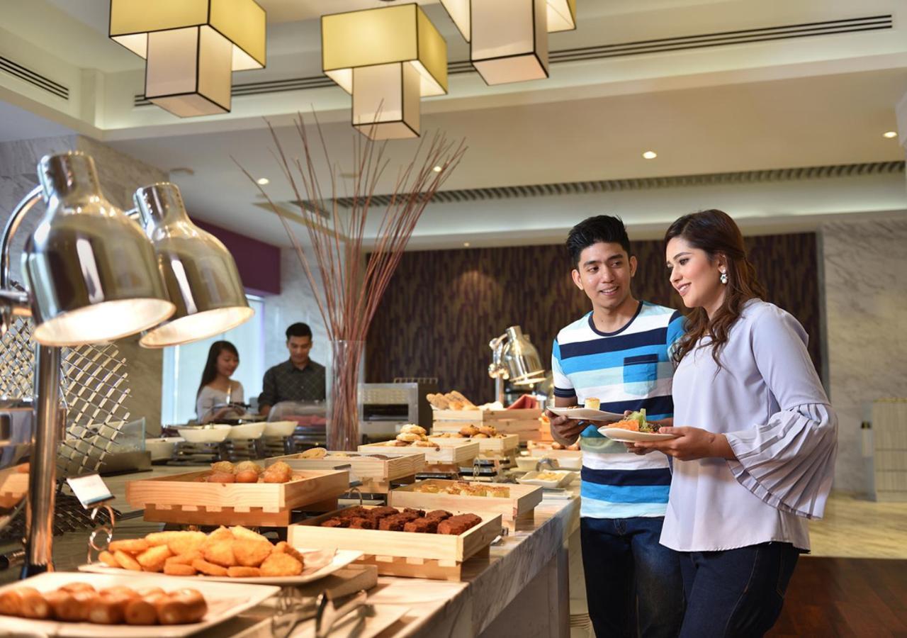 Lexis Suites Penang Bayan Lepas Ngoại thất bức ảnh A buffet at a hotel