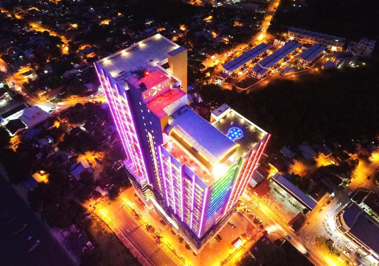 Lexis Suites Penang Bayan Lepas Ngoại thất bức ảnh Aerial view of the hotel at night