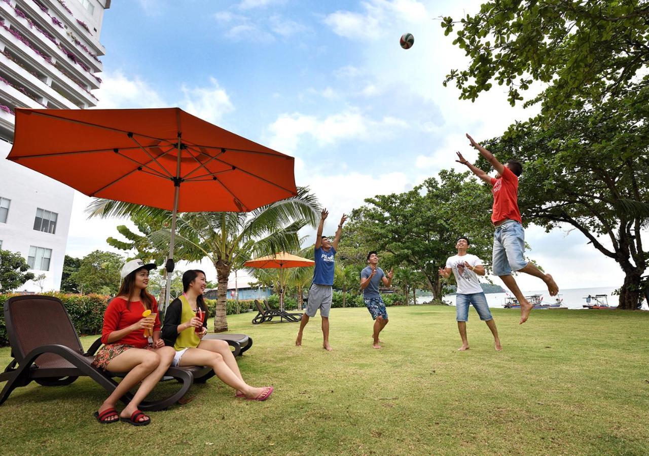 Lexis Suites Penang Bayan Lepas Ngoại thất bức ảnh Students playing frisbee at the university campus